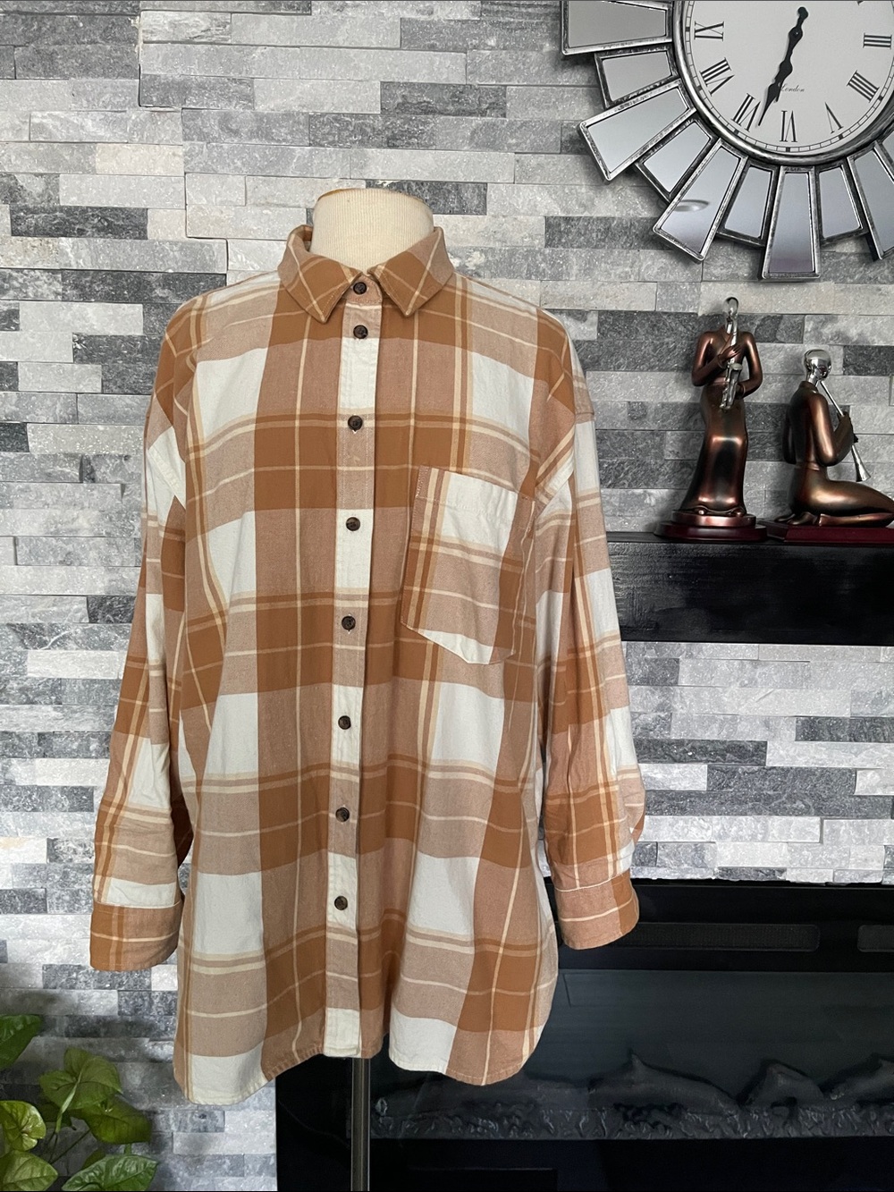 Universal Thread Tan and Cream Plaid Button-Down Shirt Women’s size XL